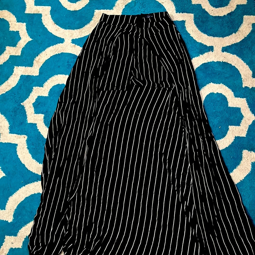 Shorts with drape style covering the back